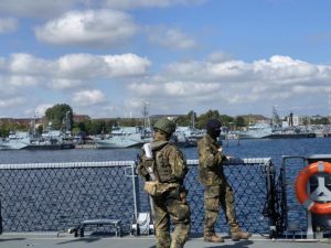 Soldaten auf Marineschiff im Marinestützpunkt Kiel