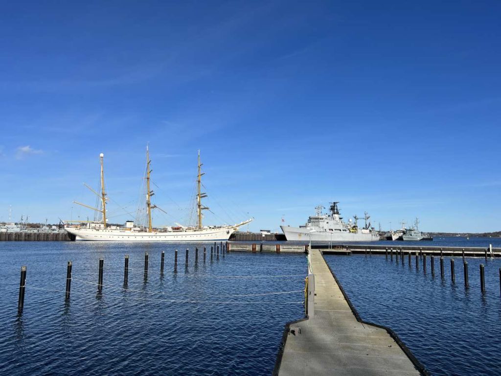 Marineschiffe im Marinestützpunkt Kiel am 19.02.2023 | ShipspottingMag.com