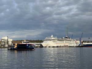 MS Gaarden Personenfähre & MSC Preziosa Kieler Förde Ostuferhafen