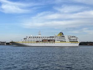 MS Hamburg Kreuzfahrtschiff verlässt Kiel