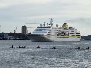 MS Hamburg verlässt Kiel