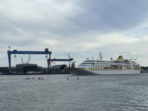 MS Hamburg verlässt Kiel
