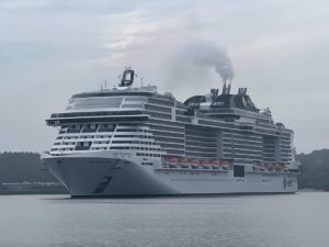 MSC Grandiosa dreht in der Kieler Förde bei Ankunft in Kiel
