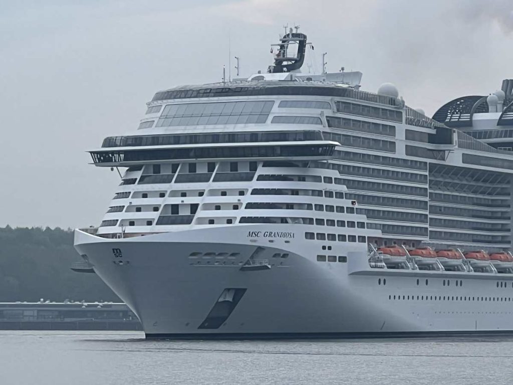 msc-grandiosa-kreuzfahrtschiff-kiel-7-5-2022 | ShipspottingMag.com