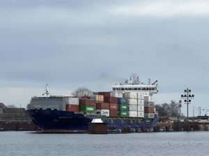 Munksund Containerschiff Nord-Ostsee-Kanal Schleuse Holtenau
