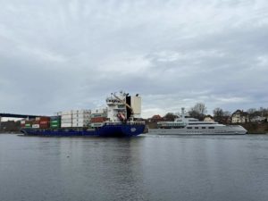 Munksund Containerschiff und Project 1601 Megayacht