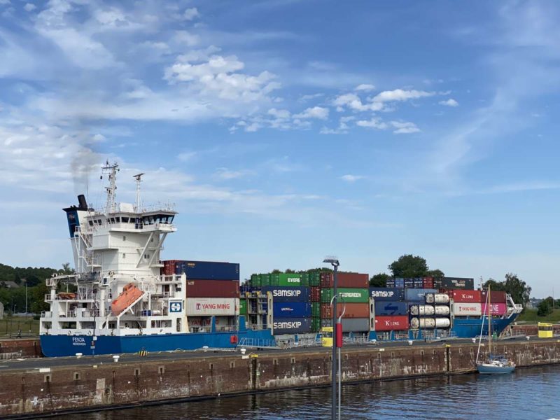 Containerschiff in der Schleuse Kiel-Holtenau