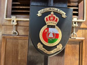 Oman Königliche Marine Emblem auf Marineschiff