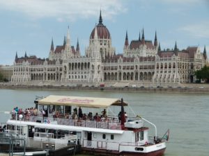 Budapest Donaufähre & Parlamentsgebäude