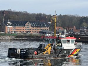 Polizeiboot Bussard verlässt Nord-Ostsee-Kanal Schleuse