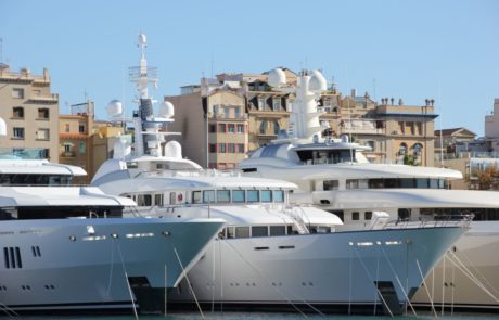 Luxusyachten im Port Vell Yachthafen Barcelona Luxusyachten im Port Vell Yachthafen Barcelona