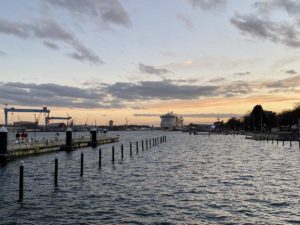 Reventloubrücke Kiel AIDAcosma am Ostseekai