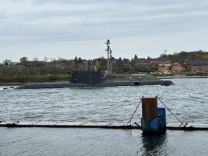 RSS Impeccable U-Boot verlässt Nord-Ostsee-Kanal in Holtenau