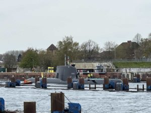 RSS Impeccable U-Boot verlässt Schleuse Nord-Ostsee-Kanal