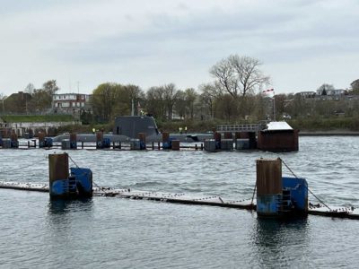Impeccable U-Boot verlässt Schleuse Nord-Ostsee-Kanal
