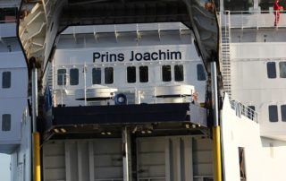 Scandlines Fähre Prins Joachim mit geöffneter Bugklappe beim Anlegen in Gedser