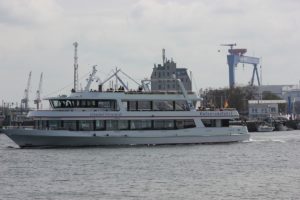 Ausflugsschiff Ostseebad Warnemünde verlässt den Alten Strom - Hafenrundfahrt Warnemünde & Rostock