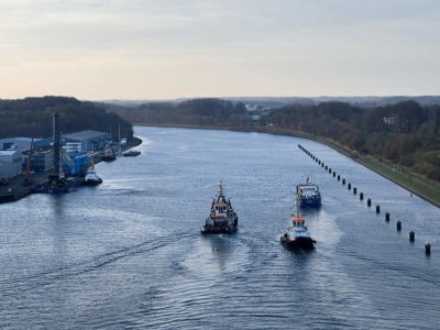 Schlepper im Nord-Ostsee-Kanal am Nordhafen