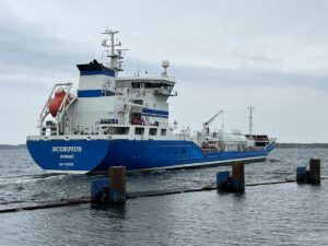 Scorpius Tanker verlässt Nord-Ostsee-Kanal Schleuse
