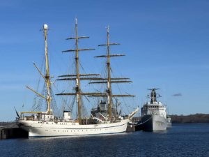 Segelschulschiff Gorch Fock und A 531 Nordkapp SNMCMG1