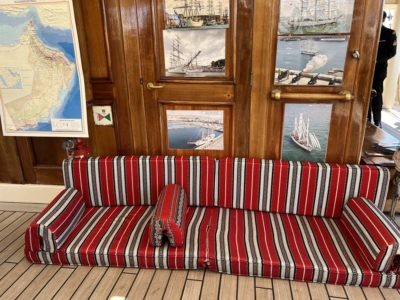 Shabab Oman II Segelschulschiff Oberdeck Sofa