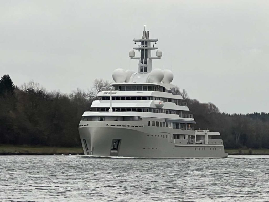 Shackleton Yacht in the Kiel Canal
