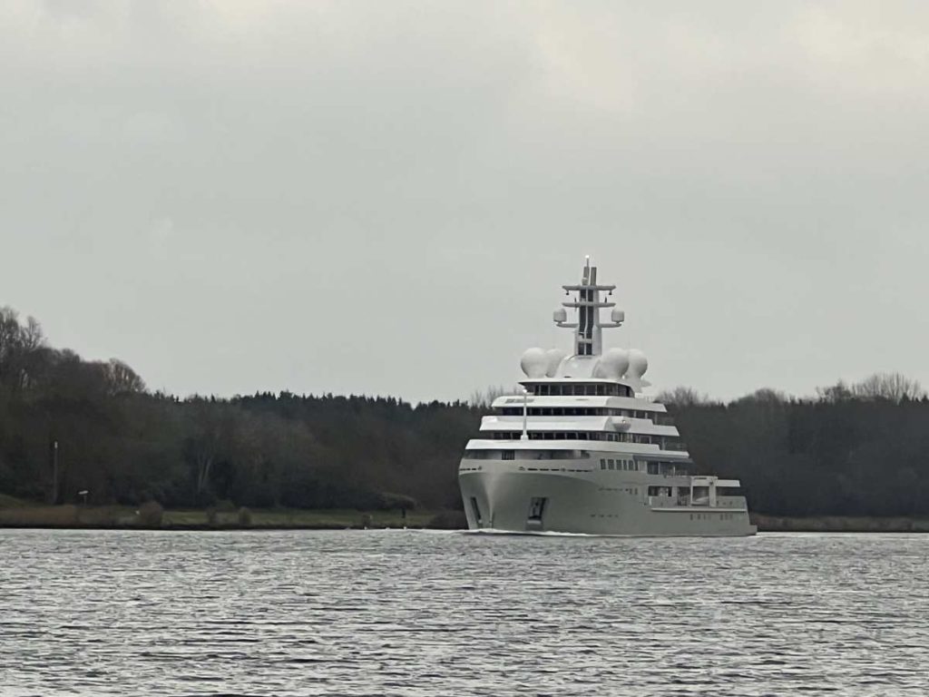 Shackleton Yacht in the Kiel Canal