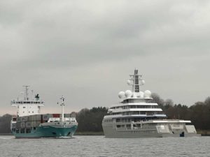 Shackleton Yacht und Ragna Containerschiff im Nord-Ostsee-Kanal