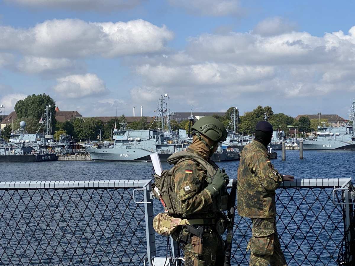 Soldaten auf Marineschiff im Marinestützpunkt Kiel-Wik