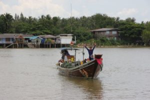 Fischerboot Ta Pi Fluss SUrat Thani