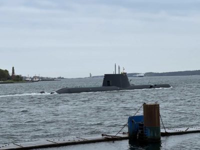 U-Boot Impeccable hat Nord-Ostsee-Kanal Schleuse in Holtenau verlassen