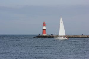 Segelboot an der Ostmole Warnemünde