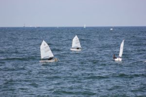 Segelboote in der Ostsee vor Warnemünde