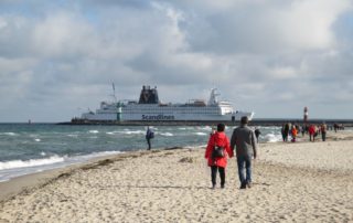 Warnemünde Strand & Scandlines Fähre an der Mole - Ankunft der Fähre in Rostock